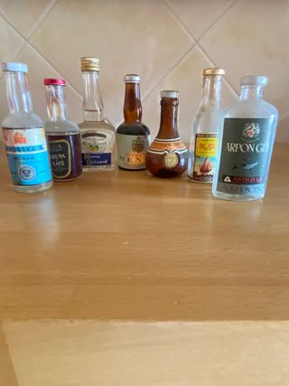 Miniature di bottiglie vuote anni '80 con il loro tappo