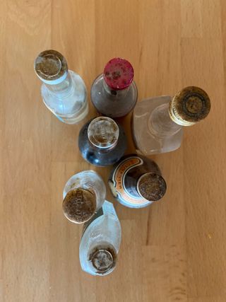 Miniature di bottiglie vuote anni '80 con il loro tappo