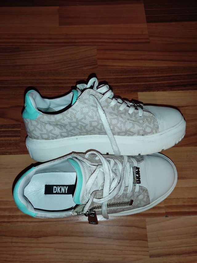 Zapatillas DKNY beige y blancas