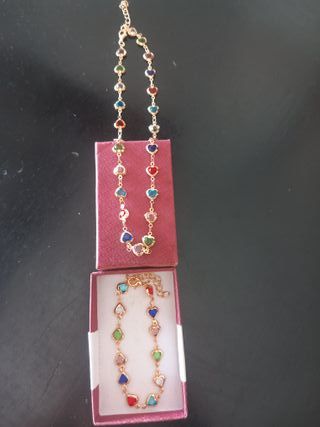 Collar y pulsera dorados multicolor