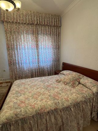 Dormitorio matrimonio 135cm. Madera, 2 mesitas. 