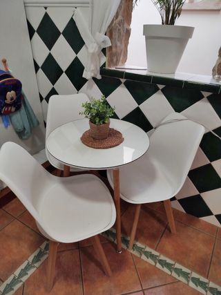 Mesa nórdica + 3 sillas blancas