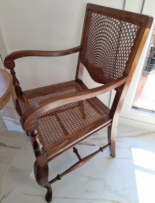 Sillón antiguo de mimbre y madera