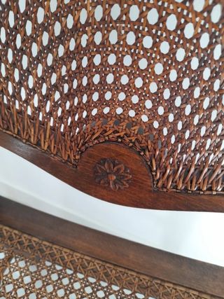 Sillón antiguo de mimbre y madera