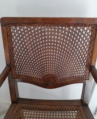 Sillón antiguo de mimbre y madera