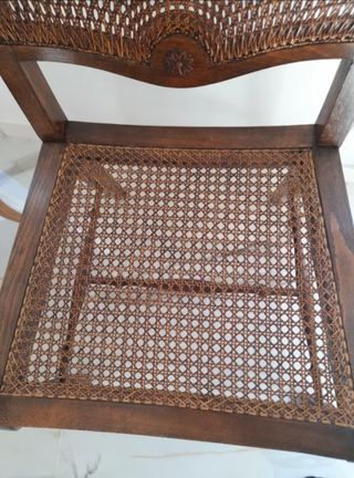 Sillón antiguo de mimbre y madera