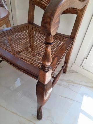 Sillón antiguo de mimbre y madera