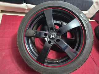 Llantas Honda 18" con neumáticos Pirelli