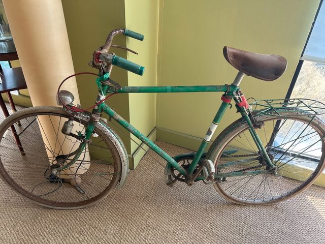 Bicicleta antigua verde