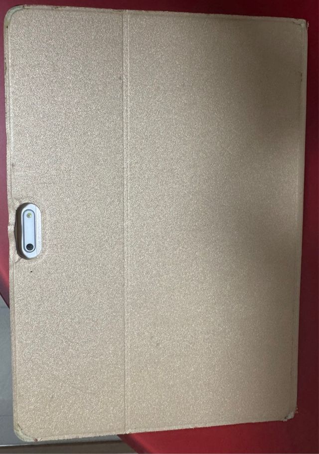 Tablet GOOGTEL dorada modelo G3 
Teclado y ratón