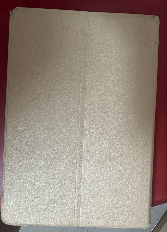 Tablet GOOGTEL dorada modelo G3 
Teclado y ratón