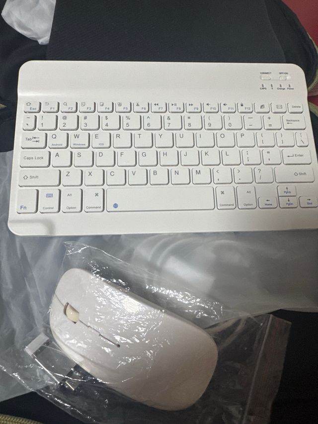 Tablet GOOGTEL dorada modelo G3 
Teclado y ratón