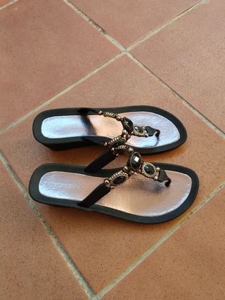 Sandalias Pia Rossini negras y plateadas. 