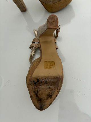 Zapatos dorados fiesta