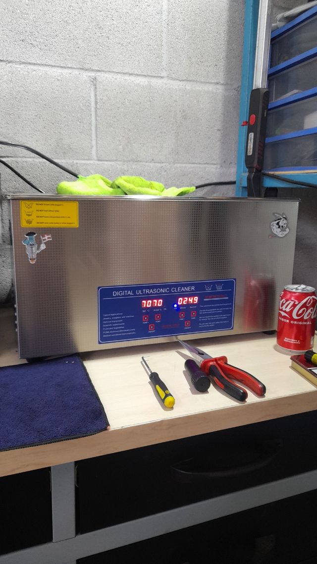 Limpieza de piezas con ultrasonido.