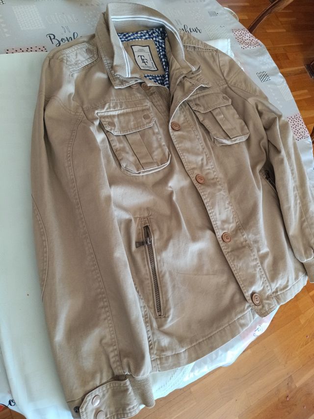 Chaqueta ligera beige. 100 por 100 algodón.