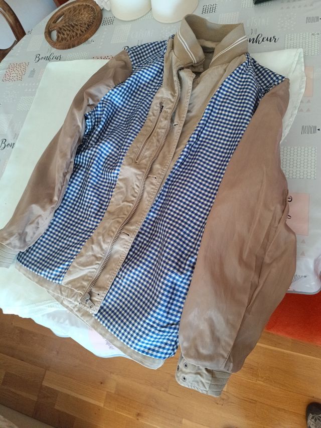 Chaqueta ligera beige. 100 por 100 algodón.