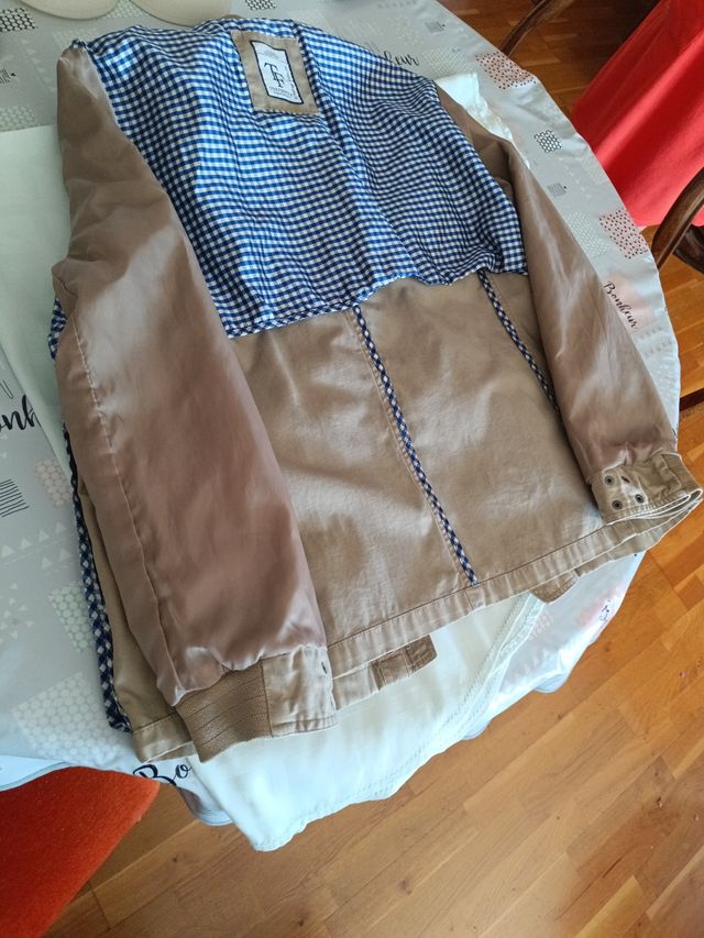 Chaqueta ligera beige. 100 por 100 algodón.