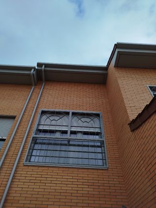 Reja con apertura lacada en gris como nueva