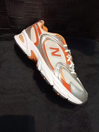 New Balance 530  Naranja y Blanco