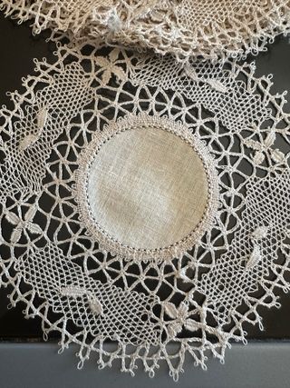 Bellissimi sottopiatti realizzati a tombolo 