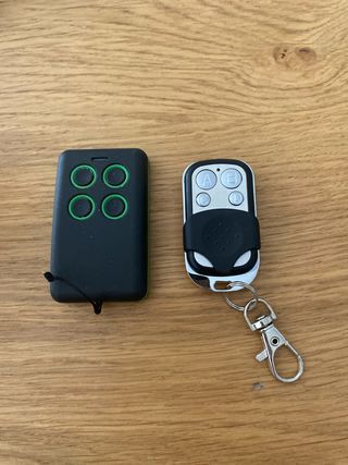 2 mandos garaje: 4 y 4 botones