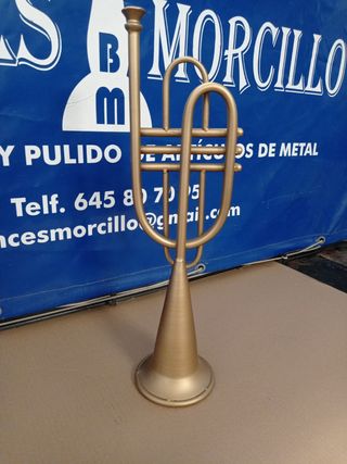 Trompeta decorativa dorada