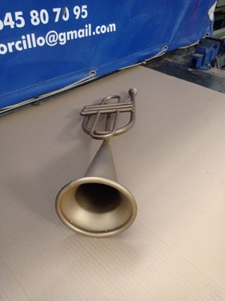 Trompeta decorativa dorada