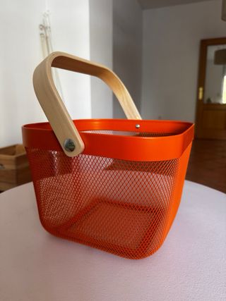 Cesta Ikea naranja metal y madera