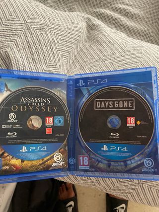 PS4 (PlayStation 4) negra con mando lila