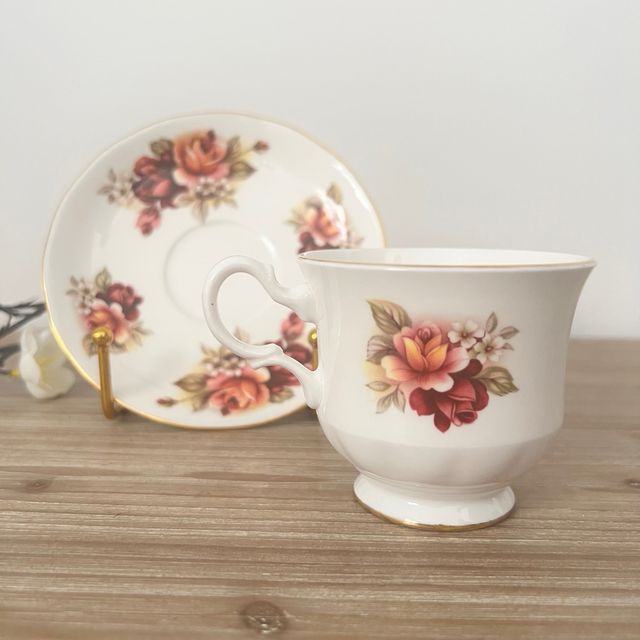 Xícara e prato de porcelana inglesa Queen Anne