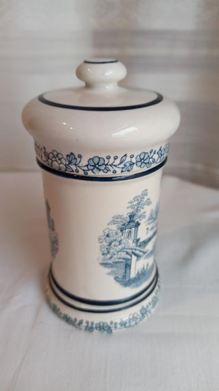 Botes farmacia y plato Sevilla: Decoración vintage