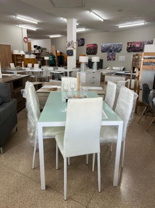 Mesa cristal + 6 sillas blancas