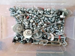 Surtido de tornillos y fijaciones