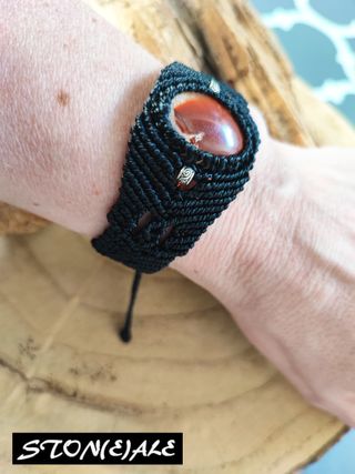 Bracciale in macrame con opale di fuoco