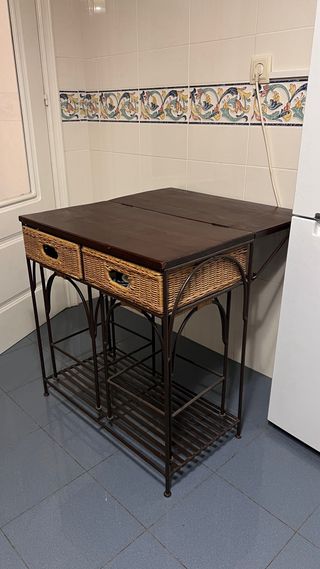 Mesa plegable con cestas mimbre