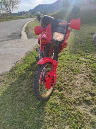 Honda Dominator NX 650 roja