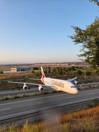 Maqueta Avión Emirates A380 escala 1:250