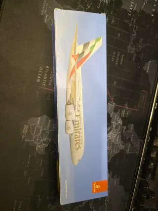 Maqueta Avión Emirates A380 escala 1:250