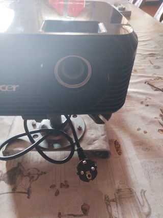 Proyector Acer - Pantalla 2m  En perfecto estado