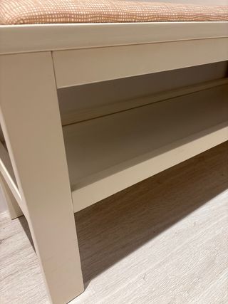Banco zapatero beige con cojín. 