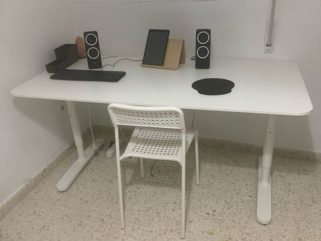 Escritorio blanco con bandeja cables 