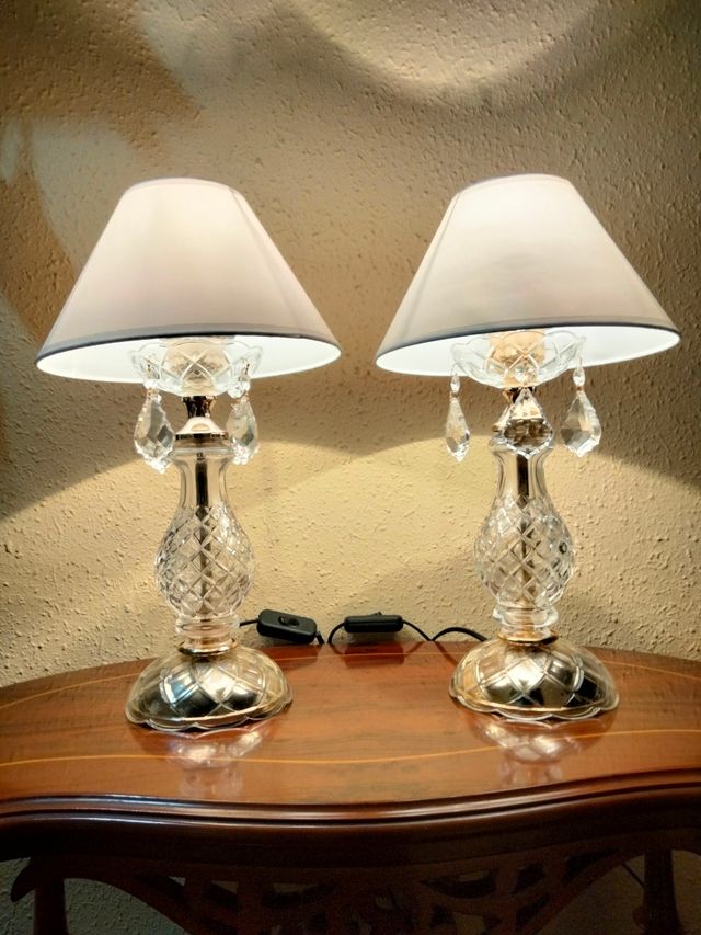 GRANDE COPPIA DI LAMPADARI IN BRONZO E CRISTALLO