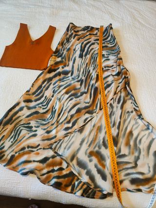 Conjunto falda y top estampado animal.