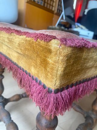 Banco antiguo otomano de terciopelo