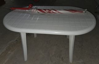 Tavolo ovale in plastica + ombrellone