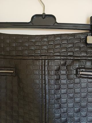 Falda negra polipiel efecto acolchado