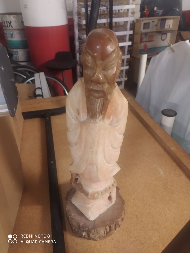 Figura tallada en piedra alabastro