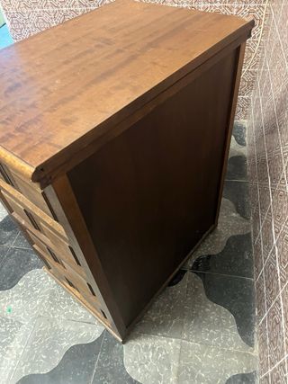 Mueble antiguo de madera tallada