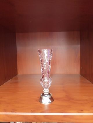Jarrón de cristal tallado - Base plata